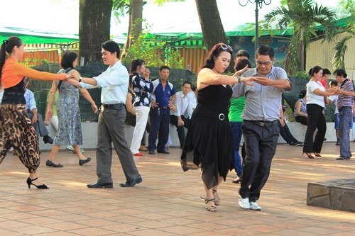 В Ханое бурно развивается танцевальный спорт - ảnh 1